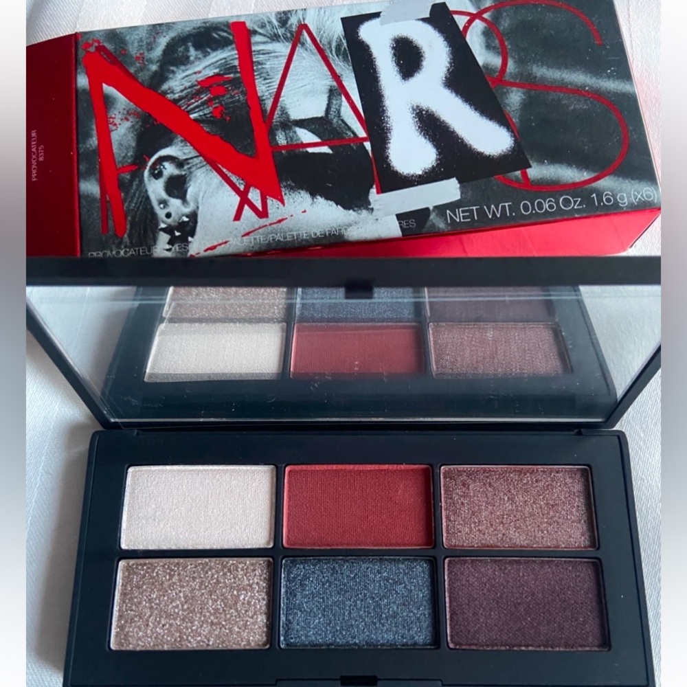 🔥🔥Nars Eyeshadow, shimmer and solid colors 
Perfect for office or evenings out